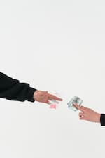 ÇEŞİTLİ TÜRDE UYUŞTURUCU BULUNMASI SUÇUN NİTELİĞİNİ DEĞİŞTİRİR Mİ? 2 pexels mart production 7230318 2