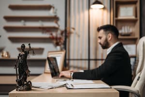 Bıçakla Kasten Adam Öldürmeye Teşebbüs Suçu ve Cezası 2 pexels pavel danilyuk 8112110 3 1