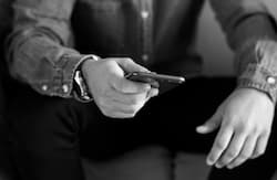 Cinsel Şantaj Suçu: Cinsel Görüntüyle Tehdit ve İlişkiye Zorlama 2 closeup man using mobile phone 1