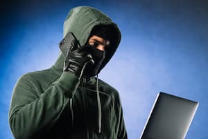Cinsel Şantaj Suçu: Cinsel Görüntüyle Tehdit ve İlişkiye Zorlama 1 hacker with laptop 1