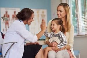 Anasayfa 5 doctor giving high five smiling girl sitting her mother 039 s lap medical appointment 1