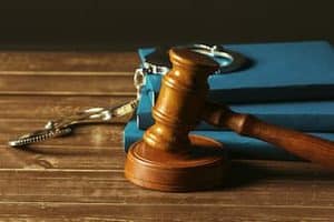 Anasayfa 4 gavel with books old wooden desk 2 1